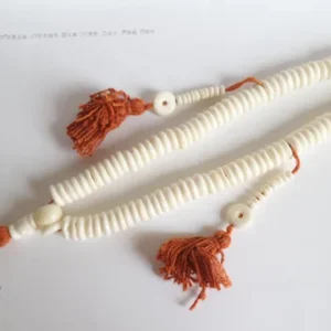 BUDDHY mala – tibetaanse mala – wit repro yak kralen 10 mm – 108 kralen + guru kraal – 3 kwastjes
