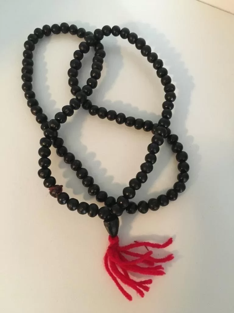 BUDDHY zwarte lavastenen tibetaanse halsketting – mala – armband met rood kwastje BUDDHY zwarte lavastenen tibetaanse halsketting - mala - armband met rood kwastje - Afbeelding 2