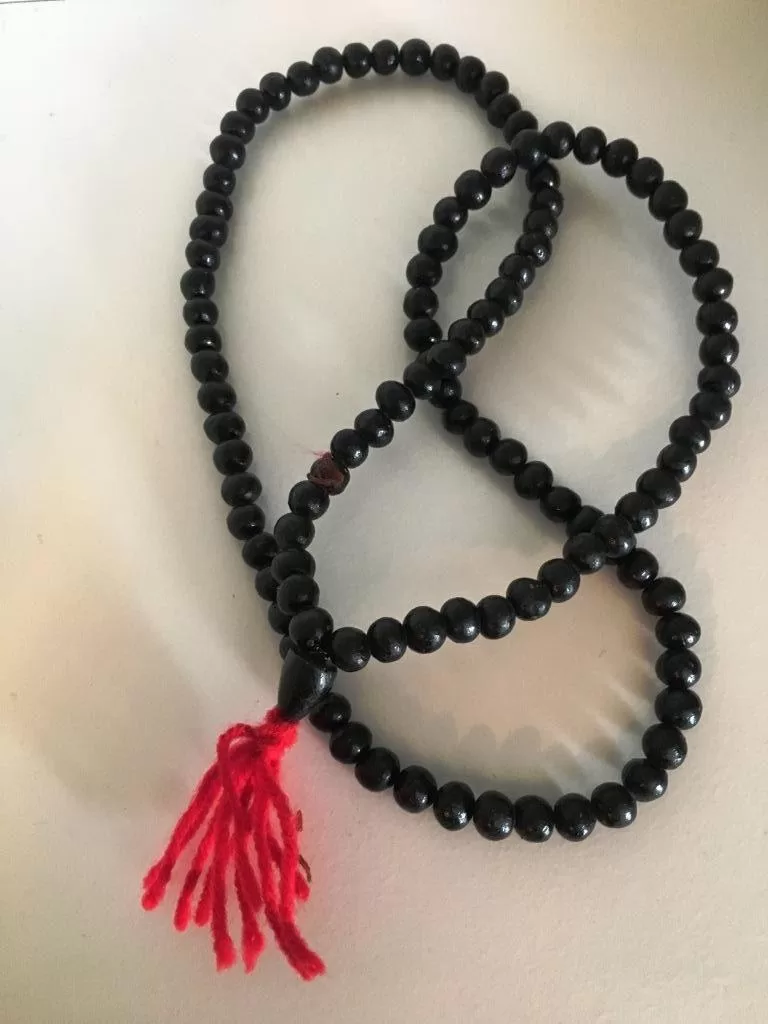 BUDDHY zwarte lavastenen tibetaanse halsketting – mala – armband met rood kwastje BUDDHY zwarte lavastenen tibetaanse halsketting - mala - armband met rood kwastje - Afbeelding 3