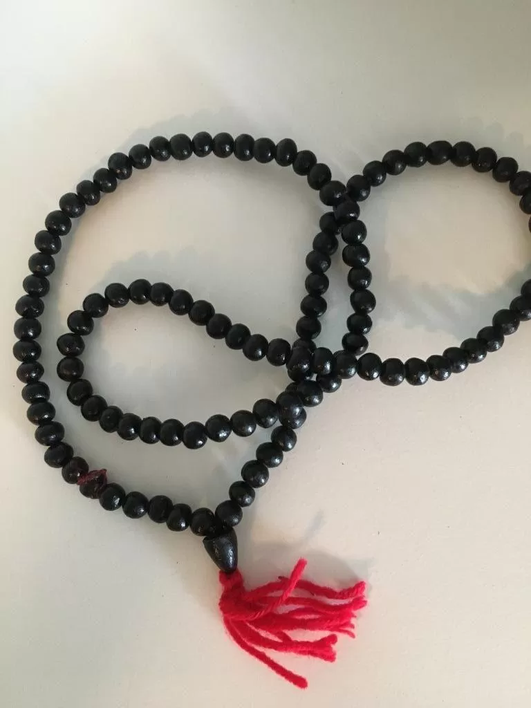 BUDDHY zwarte lavastenen tibetaanse halsketting – mala – armband met rood kwastje BUDDHY zwarte lavastenen tibetaanse halsketting - mala - armband met rood kwastje - Afbeelding 4